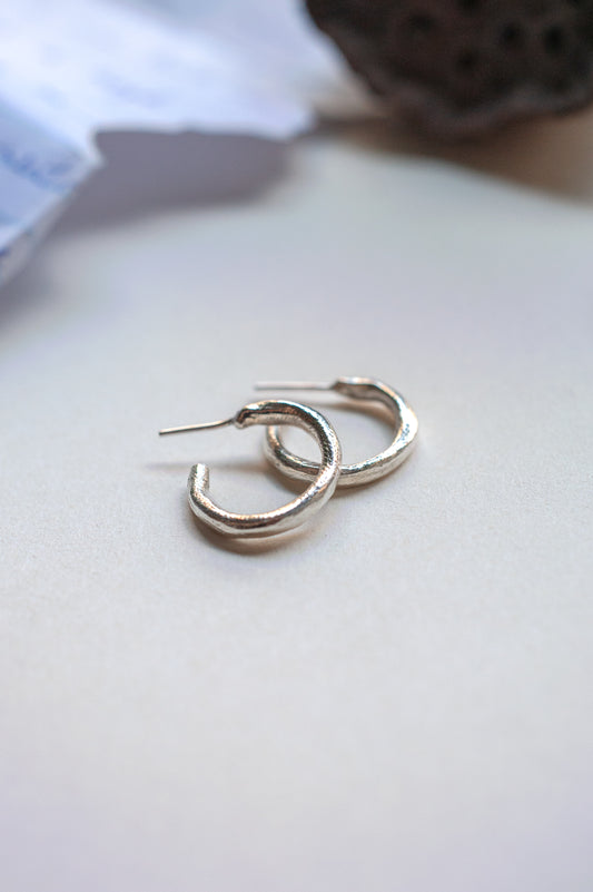 Medium hoop earrings